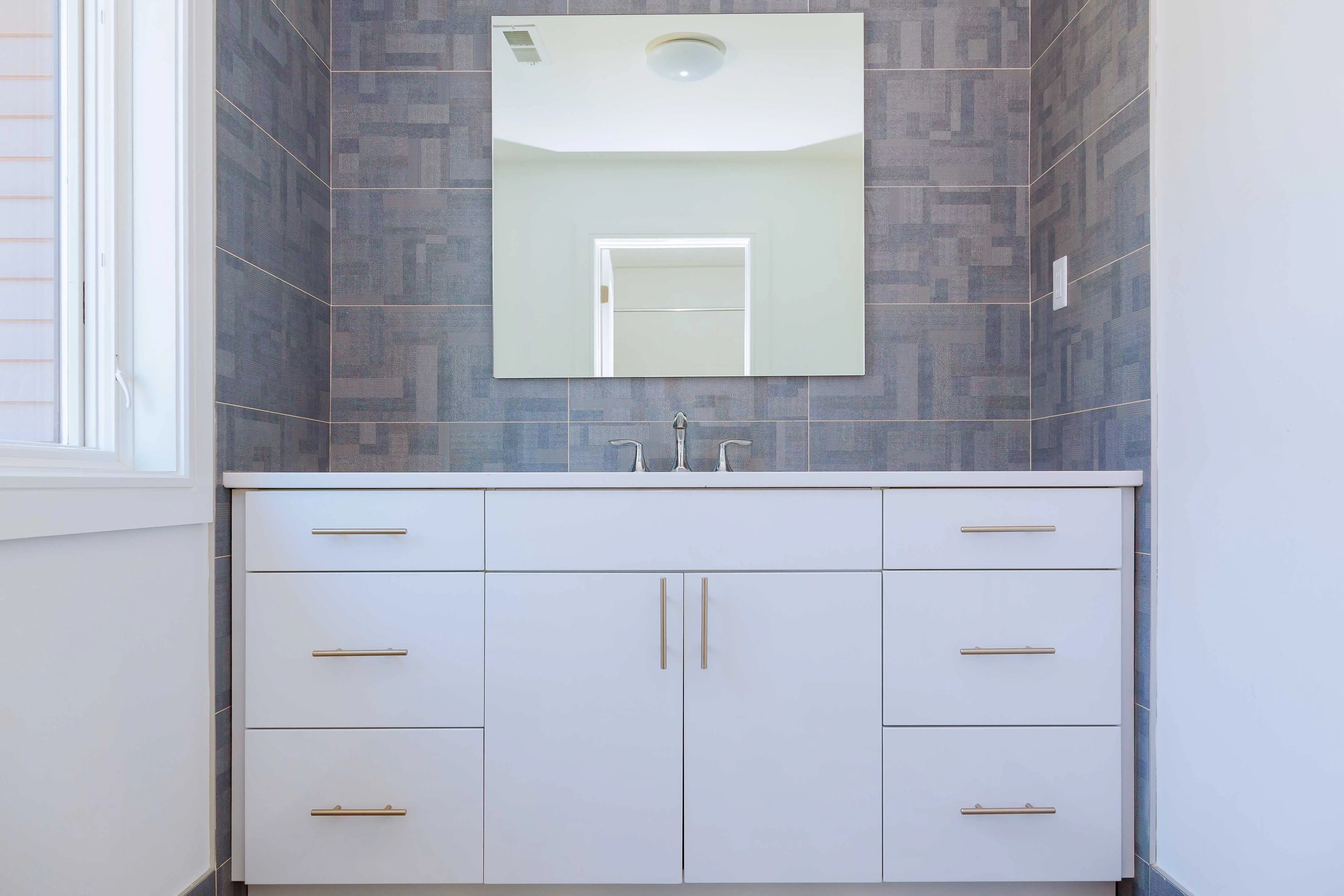 Dekoratif Banyo Dolabı	